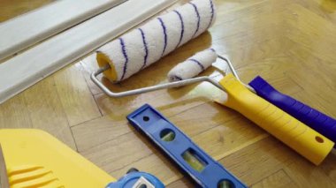 İç duvarları yenilemek için birkaç temel alet. Duvarlara duvar kağıdı yapıştırmak için yere yerleştirilmiş aletler. Ev onarımı için yardımcı araçlar. Boya silindirleri. Ölçüm bandı.