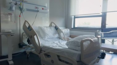 Özel bir hastanede hastalar için modern bir oda. Farklı pozisyonlara ve yüksekliklere göre ayarlanan uzaktan kumandalı elektrikli yatak. Hastane odası en son güvenli ve yenilikçi teknolojilerle donatılmış.