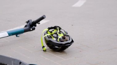 Miğfer, elektrikli scooter sürme tehlikesini vurguluyor. Sahne, dikkatli olmanın önemini ve elektrikli scooter yolculuğunun potansiyel tehlikelerini vurguluyor