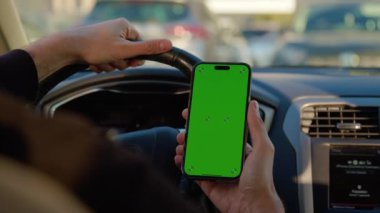 Adam araba paylaşım uygulaması olan akıllı telefon kullanan bir araç kullanıyor. Sürücü ek gelir olarak kendi otomobili kiralamak için modern servisi kullanıyor