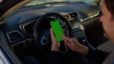 Otomobil sürücüsü akıllı telefondan araba paylaşım uygulaması talebinde bulunuyor. Adam fazladan para kazanmak için internetten araç kiralıyor.