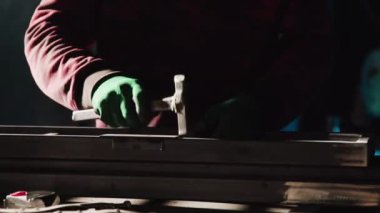 Demirci merdiveni çekiç rafine yapısıyla şekillendirir. Metal işçisi çerçeve metal hatlarını profesyonel sonuç için mükemmelleştirir