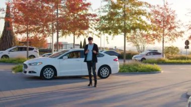 Adam akıllı telefon ve kartvizit taşıyan araba paylaşım servisiyle bağlantı kuruyor. Şoför ödeme bilgilerini almak için araba kiralama şirketini aramış.