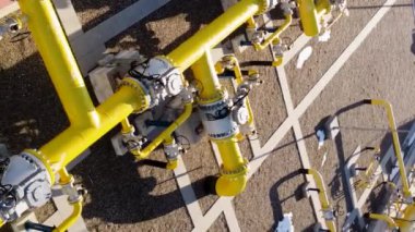 Modern bir sanayi istasyonundaki sanayi boru hatları. Güneşli bir günde hava görüntüleri. Doğal enerjiyi tüketicilere taşımak için inşaat. Doğal gazı güvenli bir şekilde taşıyan boru hatları