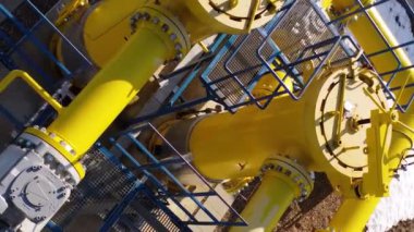 Doğal gazın taşındığı büyük boru hatları. Yüksek basınçlı boru hattı istasyonu yukarıdan insansız hava aracı ile çekilmiş. Gaz istasyonundan sarı borular. Sanayi boruları.