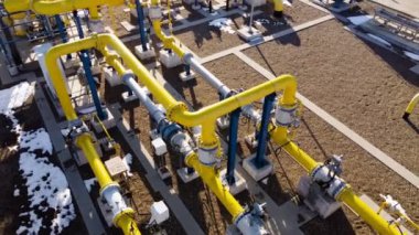 Doğal gazın taşındığı büyük boru hatları. Yüksek basınçlı boru hattı istasyonu yukarıdan insansız hava aracı ile çekilmiş. Gaz istasyonundan sarı borular. Sanayi boruları.