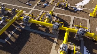 Modern bir sanayi istasyonundaki sanayi boru hatları. Güneşli bir günde hava görüntüleri. Doğal enerjiyi tüketicilere taşımak için inşaat. Doğal gazı güvenli bir şekilde taşıyan boru hatları