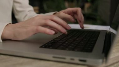 İş kadını hızlı bir şekilde modern dizüstü bilgisayara önemli e-postalar yazar. Profesyonel kadın ofis çalışanı, şirket ofisindeki müvekkil soruşturmasına yanıt veriyor