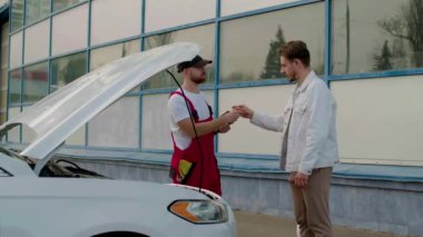Adam araç servisi uzmanının anahtarlarını verdi. Ciddi müvekkil ayrıntılı inceleme ve onarım için otomobili terk ediyor