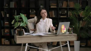 İş kadını ofisteki masadaki ağrıdan dolayı rahatsızlık duyar. Bayan uzun saatler süren dizüstü bilgisayarın yol açtığı acılarla baş etmeye çalışıyor.