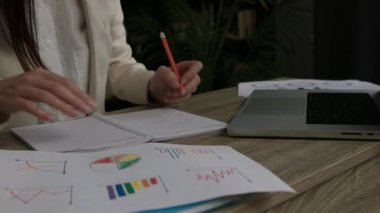 Çeşitli şirketlerin belirli bir zaman aralığında gerçekleştirilen istatistikleri analiz eden bir kadının yakın plan resmi. IT şirketi iş geliştirme stratejileri uyguluyor