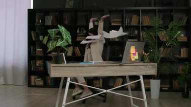 Genç iş kadını, şirketi geliştirme aşamasına getirmeyi başardığına dair kağıtları mutlulukla fırlatıyor. Karmaşık görevi başardığı için mutlu bir işveren.