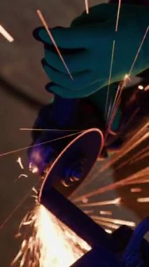 Demirci, atölyeye yakın çekimde kıvılcımlar saçarak metal parçalarını şekillendirir. Kusursuz işçilik ve el işçiliği tekniği.