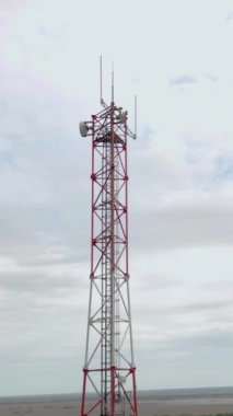 Antenli TV kulesi dış kaynaklardan sinyaller alıyor. Özel ekipman uzaya radyo dalgaları yayar ve terminal aygıtlarına veri gönderir