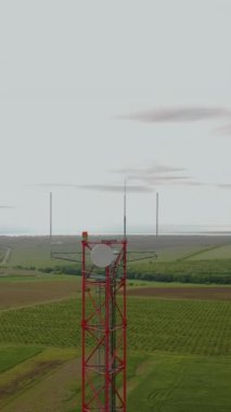 Antenli TV kulesi sinyal taşıyan radyo dalgaları gönderir. İnşaat, kapsama yoluyla istikrarlı mobil iletişim ve İnternet sağlıyor