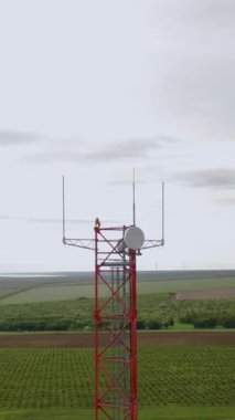 Cep telefonu plakalı ve antenli TV kulesi uzaya sinyal gönderip alıyor. Kapsama alanı, telefon gibi alıcı aygıtlara veri iletimi sağlar