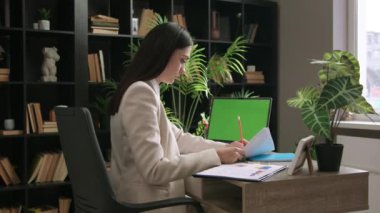 Esmer bir istatistikçi, piyasa segmentlerini bilgi grafiklerine yapılan satış istatistiklerini kullanarak analiz eder. Genç bir ticaret uzmanı, iş yerindeki bilgisayarındaki verilerle çalışmak için uygun bir uygulama kullanır.