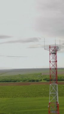 Lacy Metal TV kulesi iletişim kurmak için geniş bir alanı kapsıyor. Teknoloji, büyük antenler kullanarak radyo dalgalarının hızlı aktarımına olanak sağlıyor.
