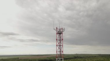 Antenli TV kulesi radyo dalgalarıyla bağlantı sağlıyor. Tepedeki özel ekipman kırsal bölgelere sinyaller dağıtır.