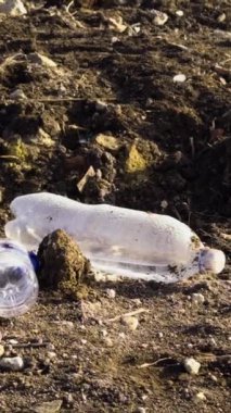 Plastik atık, doğa kirliliğinin sorunlarından biridir. İnsanların doğal ortama attığı kullanılamaz plastik şişeler. Doğa ve nüfusun atık nedeniyle olumsuz sonuçları vardır.