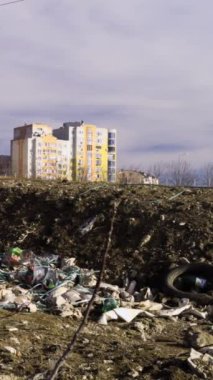 Şehrin yakınlarında, insanların attığı çöp yığınları var. Çevre ve doğa kirliliği. Doğaya atılmış atıklar. Yetkisiz çöp. Ev atıklarıyla çevrenin tahrip edilmesi