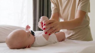Anne hasta oğlunun sıcaklığını koltukaltında dijital termometreyle kontrol ediyor. Evde yatağında ateşi olan hasta bir bebek. Küçük bir çocuğa bakmak.