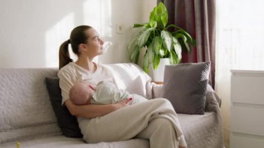 Güneşli bir günde, bir anne bebeğini anne sütüyle besler. Bir kadın çocuğunu emzirme sürecinden zevk alır. Mutlu anne huzur ve sükunet vahasında evde emziriyor.