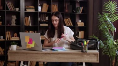 Üniversite öğrencisi dizüstü bilgisayar kullanarak online uzaklık öğrenme semineri, uzaktan üniversite web sitesi kursu veya üniversitenin yaratıcı alanındaki sınıfta sanal toplantı yapıyor..