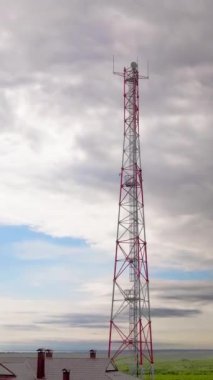 Uzun inşaat televizyon ve radyo sinyalleri iletir. Yüksek kule, internet sağlayıcıları ve güvenlik sistemleri için veri iletimi sağlar