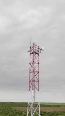 Tekrarlayıcı sinyal ve veri iletimi sağlar. Özel ekipman radyo dalgaları yayıyor. Alanlar arasında telefon iletişimi için alan yaratıyor.