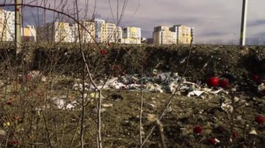 Apartman binalarının yanında, insanların attığı çöp yığınları. Çevre ve doğa kirliliği. Doğaya atılmış atıklar. Yetkisiz çöp. Ev atıklarıyla çevrenin tahrip edilmesi