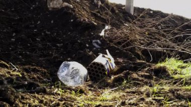 Toprak ve insanların attığı çöplerle dolu bir tepe. Plastik şişeler, havai fişeklerin karton kutuları dünyayı ve doğayı yok ediyor. Toprak kirliliği ve doğal kaynaklar