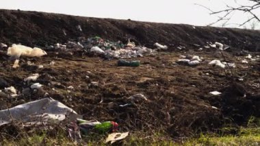 Şehrin yakınlarında, büyük çöp yığınları ve insanlar tarafından dikkatsizce atılıyor. Geri dönüşümsüz plastikle çevre kirliliği. Doğrudan doğaya atılan çöplerle doğanın yok edilmesi.