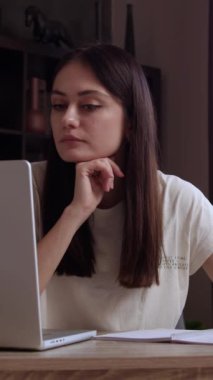 Genç yetişkin iş kadını profesyonel pazarlama müdürü dizüstü bilgisayar kullanıyor. İş kadını, dijital veri yönetimi üzerinde çalışıyor. İş yerinde, büyük, modern kurumsal ofiste oturuyor..
