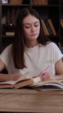 Modern bir kütüphanede sınavlara çalışırken eli ağızda esnemekten yorgun düşmüş genç bir kadın. Yorgunluktan baş ağrısı çeken öğrenci tapınaklara el ele tutuşuyor. Genç bayan bir ofis masasında ders çalışıyor. Öğrenci konsepti