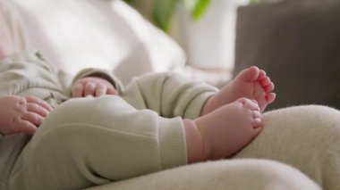 Parlak sabah güneşinde, çocuk annesinin kollarında uzanıyor, yavaşça bacaklarını hareket ettiriyor. Parmakları güneş ışınlarında oynuyor, odayı neşe ve ferahlıkla dolduruyor..