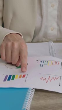 Yakın plan, iş adamlarıyla iş görüşmesi farklı istatistikleri analiz ediyor. İş kadını not alıyor ve geliştirme stratejilerini tartışıyor. Finansal strateji istatistiklerinin başarı kavramı.