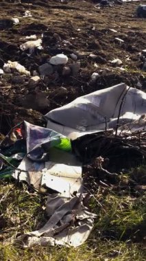 İnsanların sorumsuzca geri dönüşümsüz çöpleri doğaya atmasıyla oluşan ekolojik bir felaket. Plastik, lastik, şişe ve diğer çöpler ormana atıldı. Felaket kirliliği.