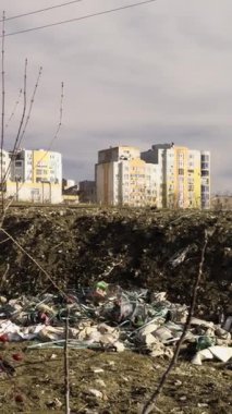 İnsanların doğal olarak attığı bir çöp yığını. Ormanda çöp. Geri dönüşüm ve çevre koruma kavramı. Çevre kirliliği. Turistler çöplerini bırakmışlar. Plastik atık