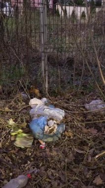 Bazı evlerin çitlerinin yanında insanlar tarafından atılan çöp yığınları var. Şehrin kirliliği, doğa ve hava. Şehirlerdeki çöp sorunu yere atılan plastikten kaynaklanıyor.