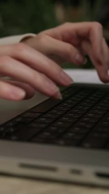 İş kadını hızlı bir şekilde modern dizüstü bilgisayara önemli e-postalar yazar. Profesyonel kadın ofis çalışanı, şirket ofisindeki müvekkil soruşturmasına yanıt veriyor