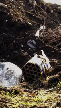 Toprak ve insanların attığı çöplerle dolu bir tepe. Plastik şişeler, havai fişeklerin karton kutuları dünyayı ve doğayı yok ediyor. Toprak kirliliği ve doğal kaynaklar