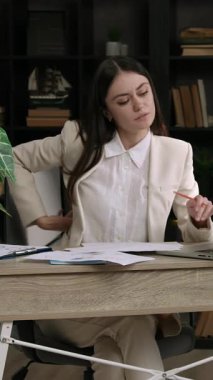 İş kadını ofisteki masadaki ağrıdan dolayı rahatsızlık duyar. Bayan uzun saatler süren dizüstü bilgisayarın yol açtığı acılarla baş etmeye çalışıyor.