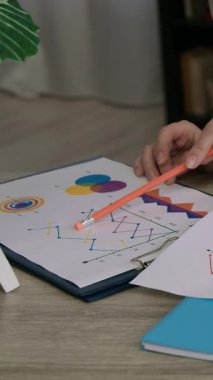 İş kârını arttırma stratejileri. Birkaç şirketin belirli bir süre boyunca gerçekleştirdiği istatistikleri analiz eden bir kadının yakın plan görüntüsü..