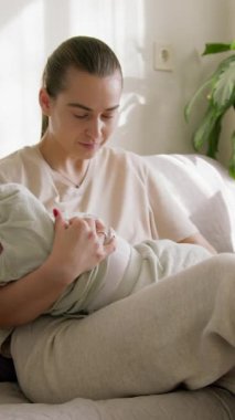 Sabah ışığında, anne bebeğiyle hassas anlar geçirir, onu göğsüne bastırır. Yeni doğmuş bir bebek annesinin kollarında sevgisini ve bakımını hissediyor. Anne her anın tadını çıkarır.