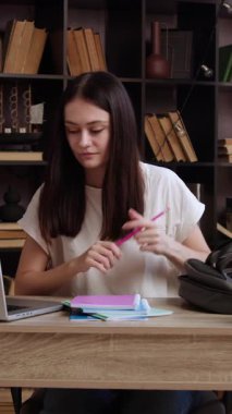 Üniversite öğrencisi dizüstü bilgisayar kullanarak online uzaklık öğrenme semineri, uzaktan üniversite web sitesi kursu veya üniversitenin yaratıcı alanındaki sınıfta sanal toplantı yapıyor..