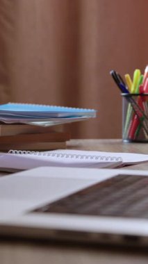 İnternet ve bilgisayar kullanarak bilgi ararken not defterine not alan genç bir kadının yakın plan resmi. Öğrenci hayatı teknolojiyle daha elverişli ve daha kolay.