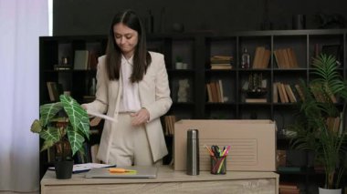 Hayal kırıklığına uğramış genç esmer, ofis masasındaki resme bakar ve ne yazık ki kişisel eşyalarını bir karton kutuya koyar. Kadın işini değiştirip son eşyalarını topluyor.