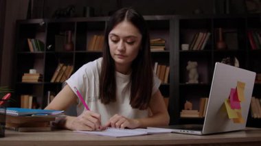 Bilgisayarın önündeki ofis masasında çalışan konsantre bir esmer. Genç öğrenci internetten bilgileri inceliyor ve part-time bir iş görüşmesine hazırlanıyor. Çalışkan öğrenci.