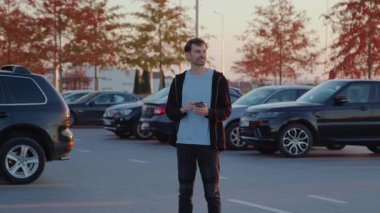 Güzel bir sonbahar gününde açık hava otoparkında kafası karışmış ve korkmuş genç bir adam etrafına bakar ve arabasını nereye park ettiğini bulmak için mobil bir uygulama kullanır. Akıllı teknolojiler